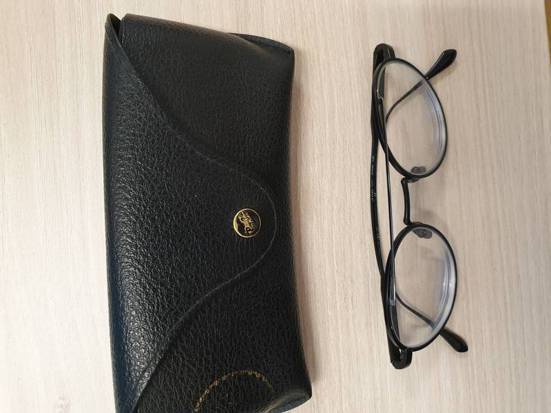 Etui à lunettes en cuir noir + lunettes de vue rondes