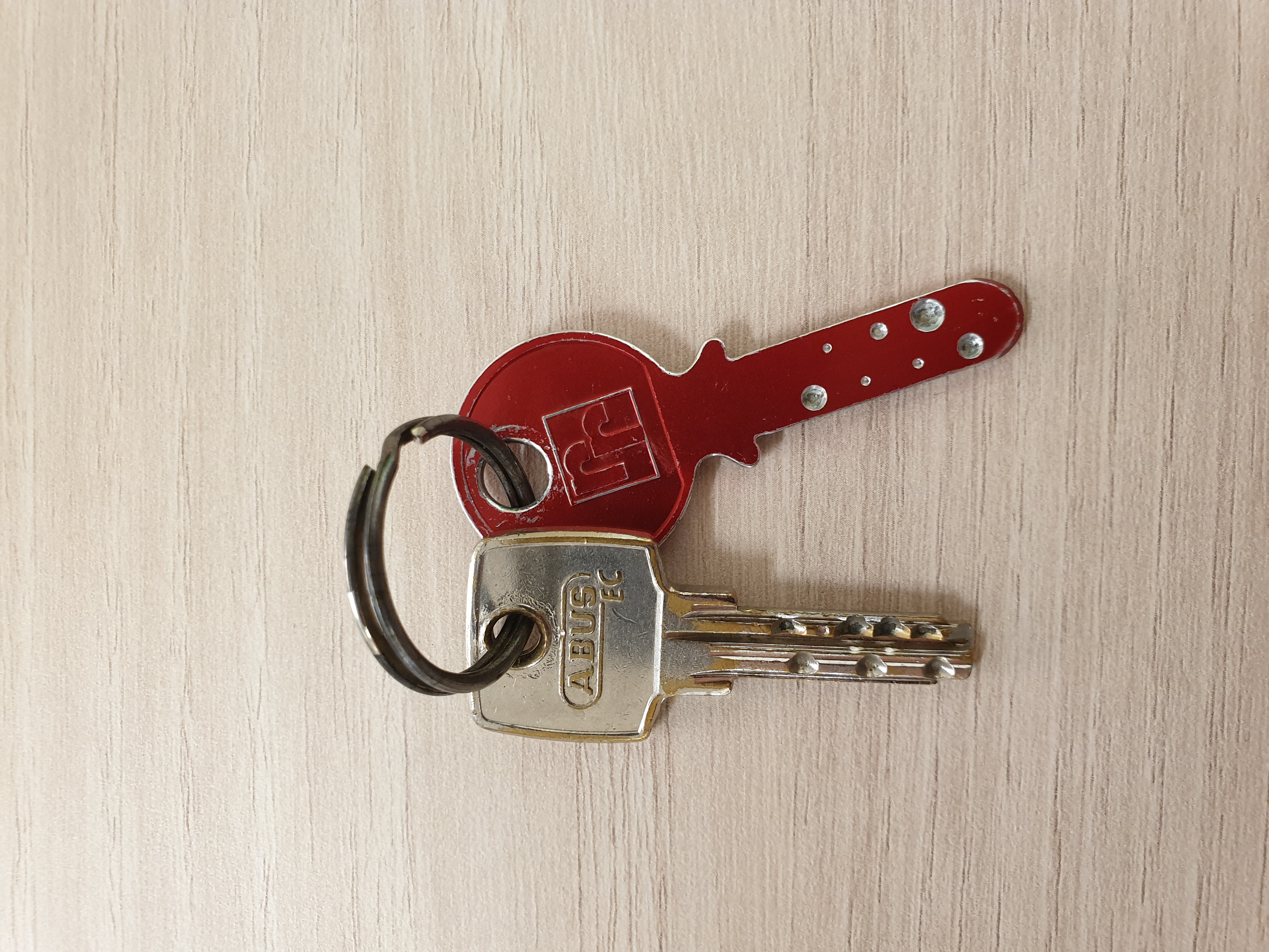 Deux clés dont une rouge