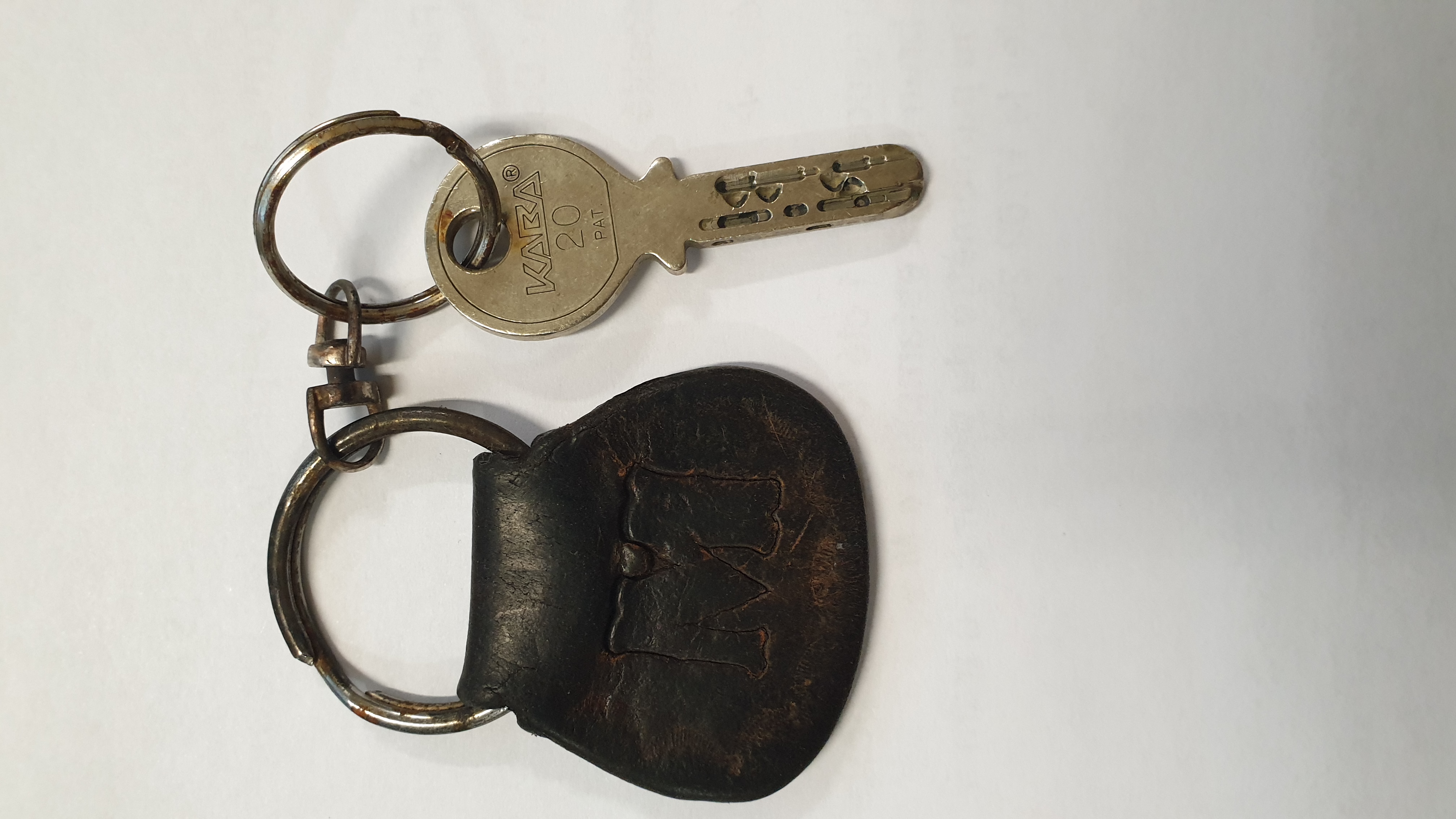 Clé Kaba avec porte-clés en cuir