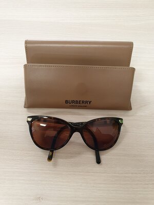 Paire de lunettes Burberry avec son étuis