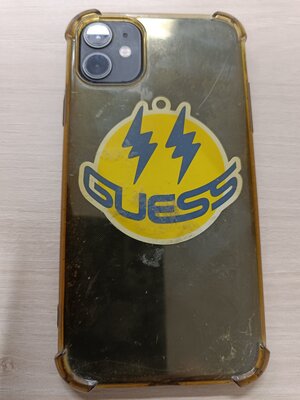 Téléphone noir avec logo jaune "GUESS"